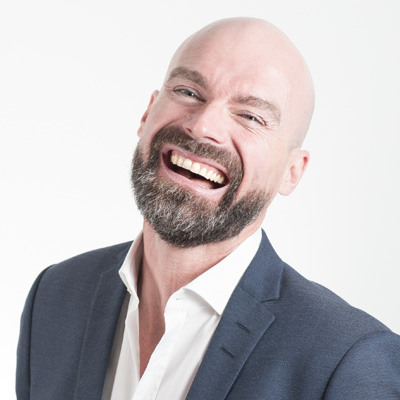 Teilnehmende Person mit Fokus auf Online Marketing Kurs Erfahrungen