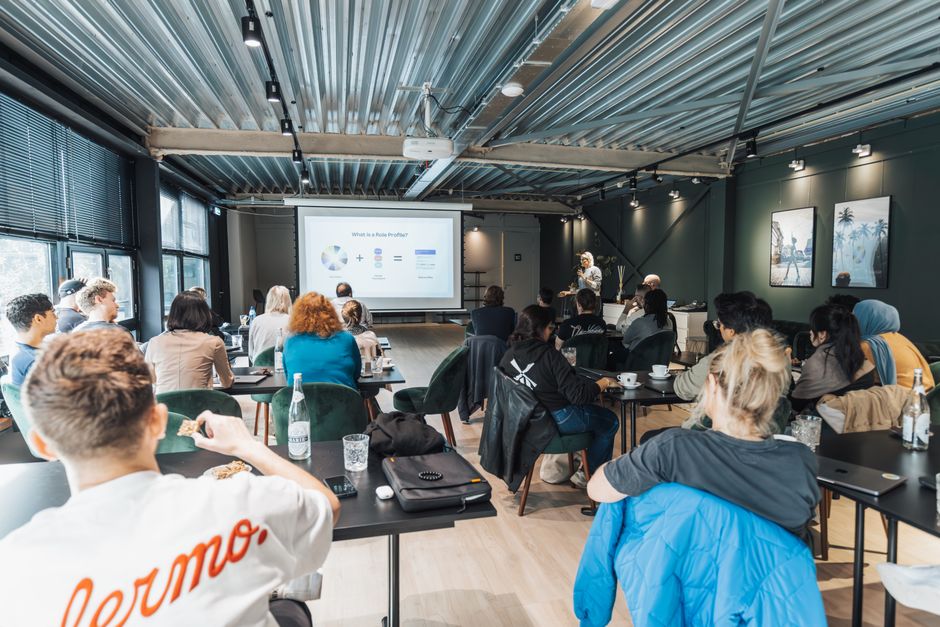 Online Marketing Kurs Übersicht mit Fokus auf transparente Inhalte und Lernphasen